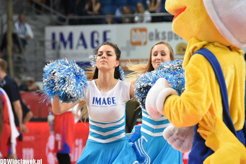 Cheerleaderki na meczu z Wilkami