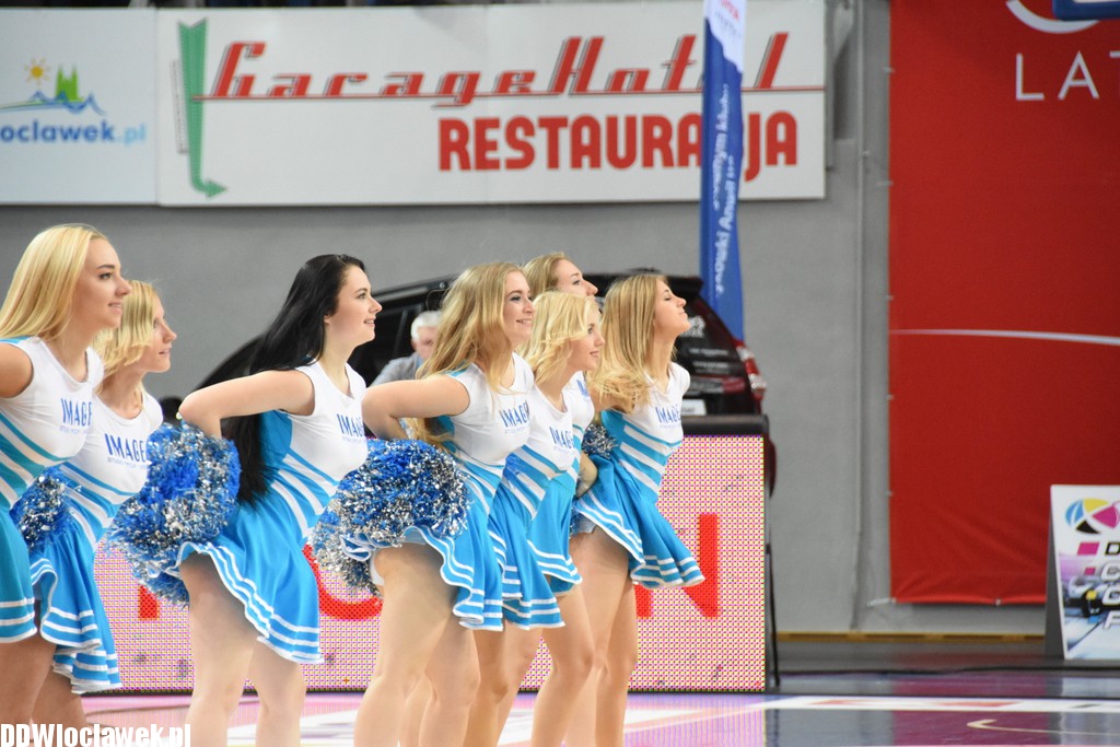 Cheerleaderki na meczu z Wilkami