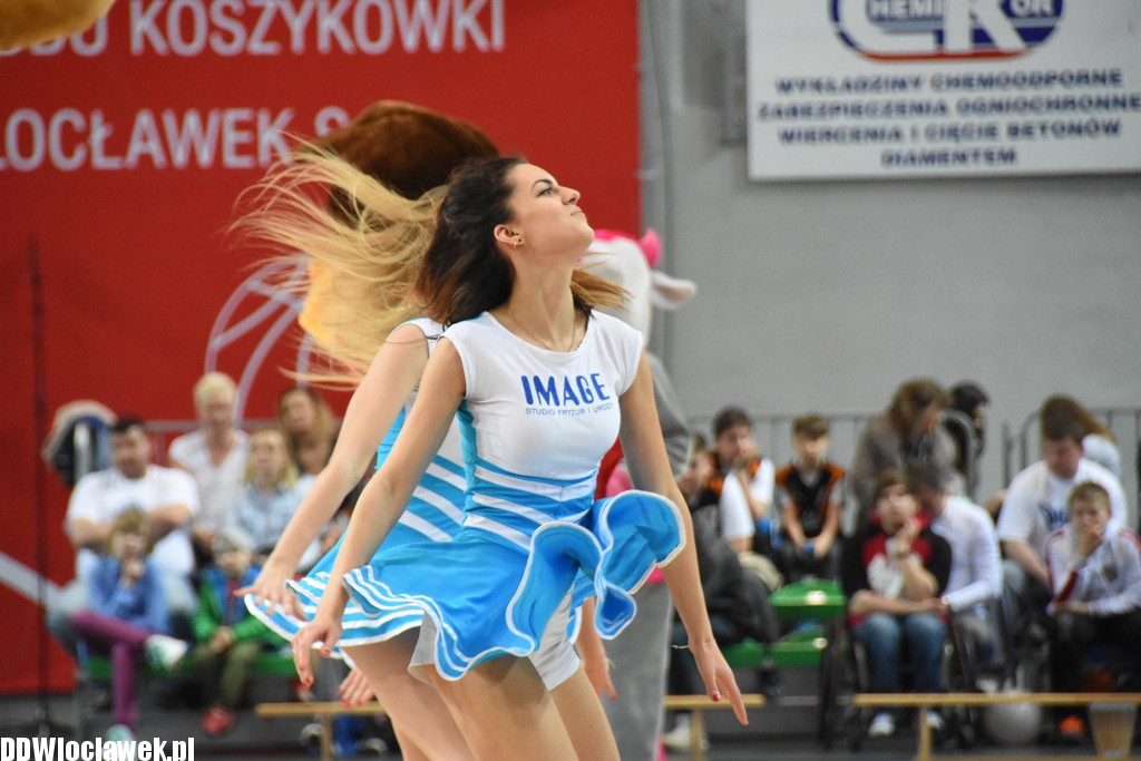 Cheerleaderki na meczu z Wilkami