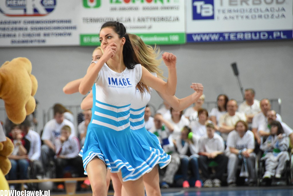 Cheerleaderki na meczu z Wilkami