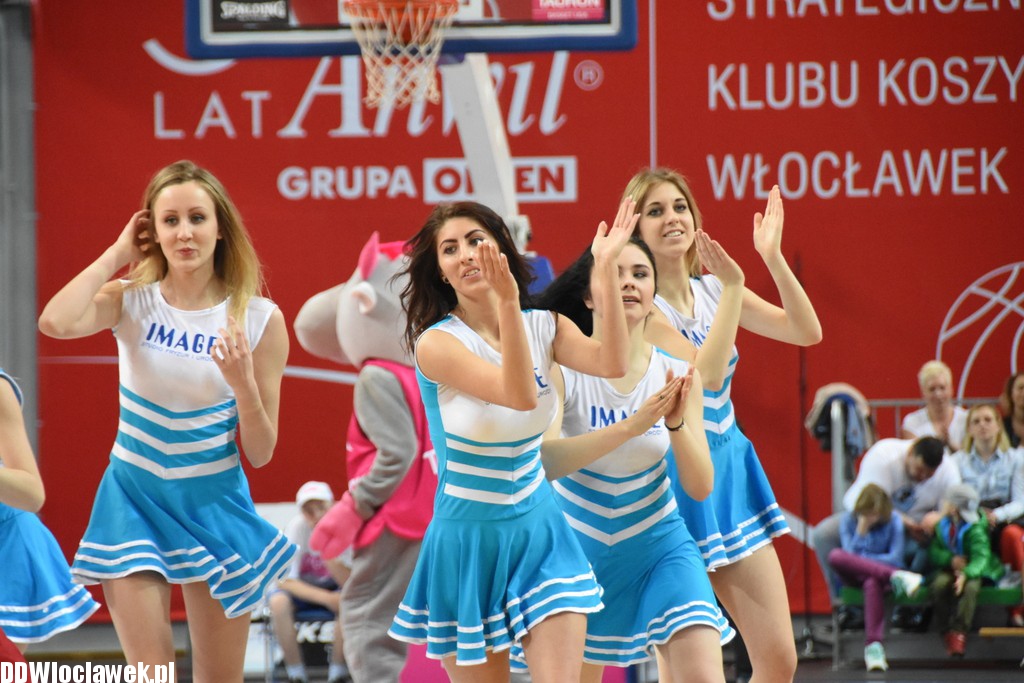 Cheerleaderki na meczu z Wilkami
