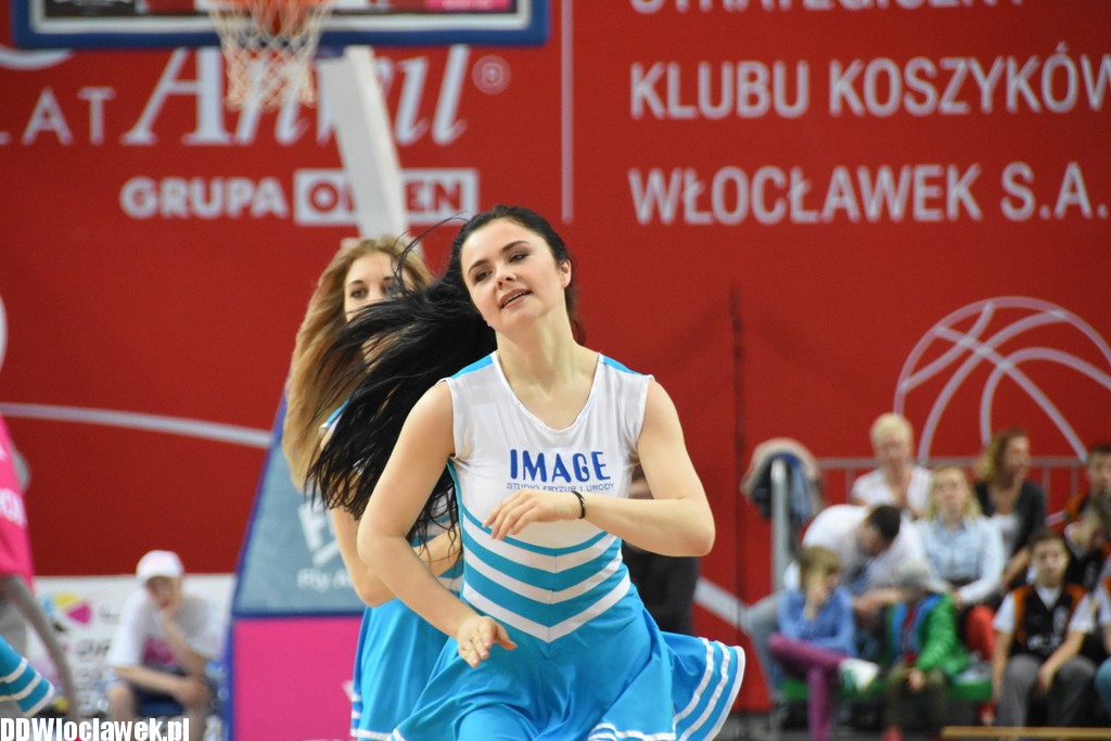 Cheerleaderki na meczu z Wilkami