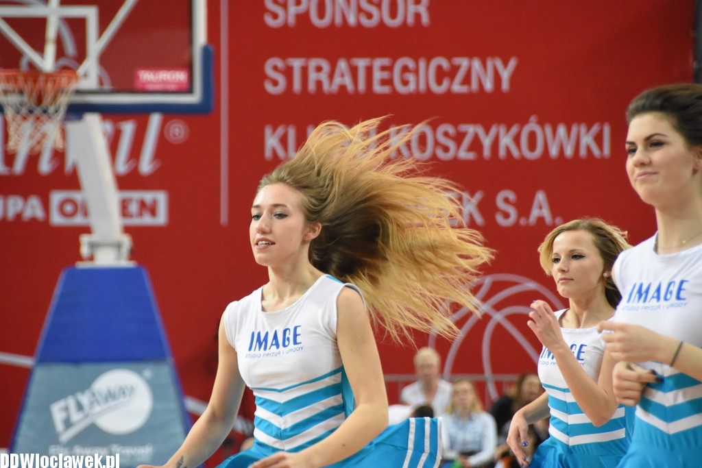 Cheerleaderki na meczu z Wilkami