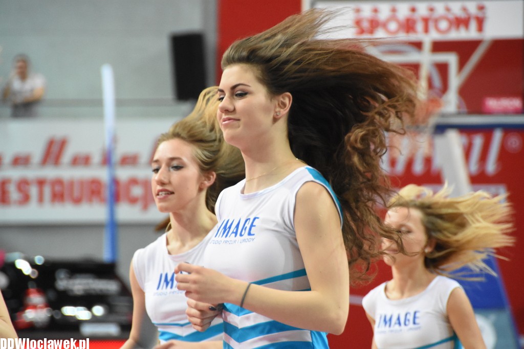 Cheerleaderki na meczu z Wilkami