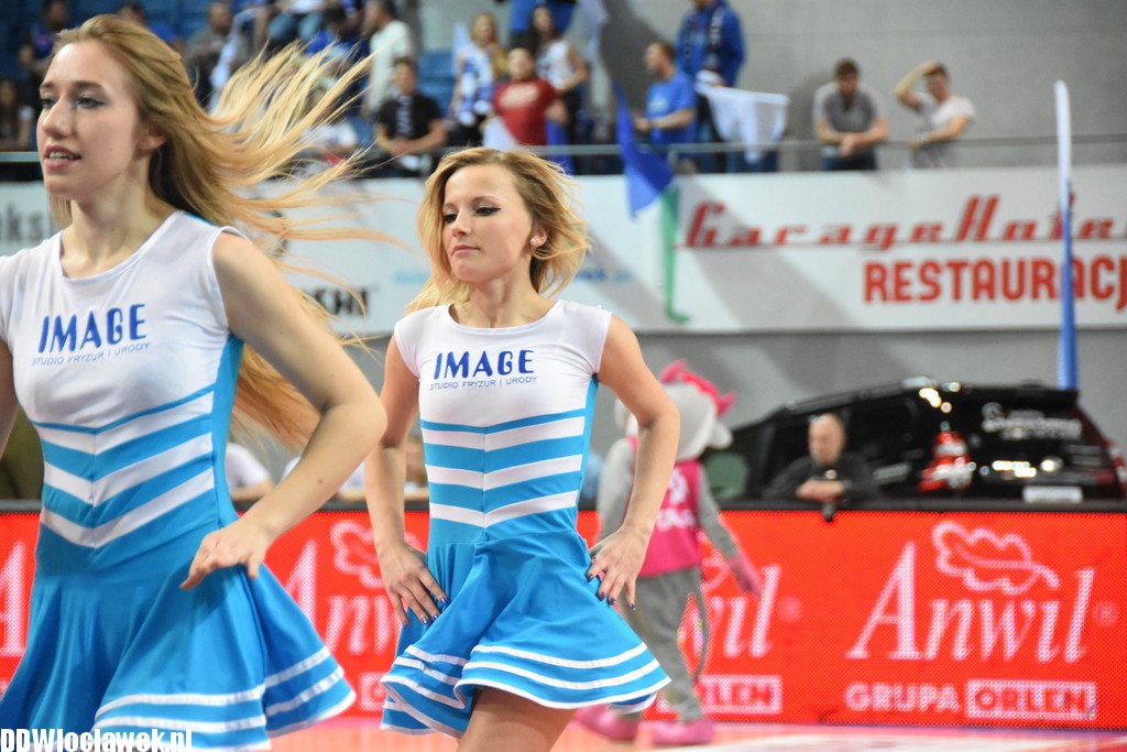 Cheerleaderki na meczu z Wilkami