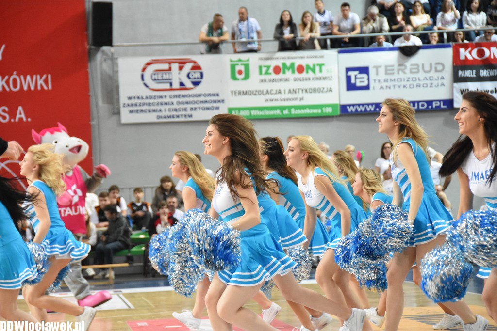 Cheerleaderki na meczu z Wilkami