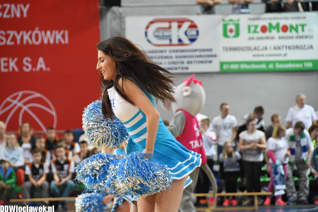 Cheerleaderki na meczu z Wilkami
