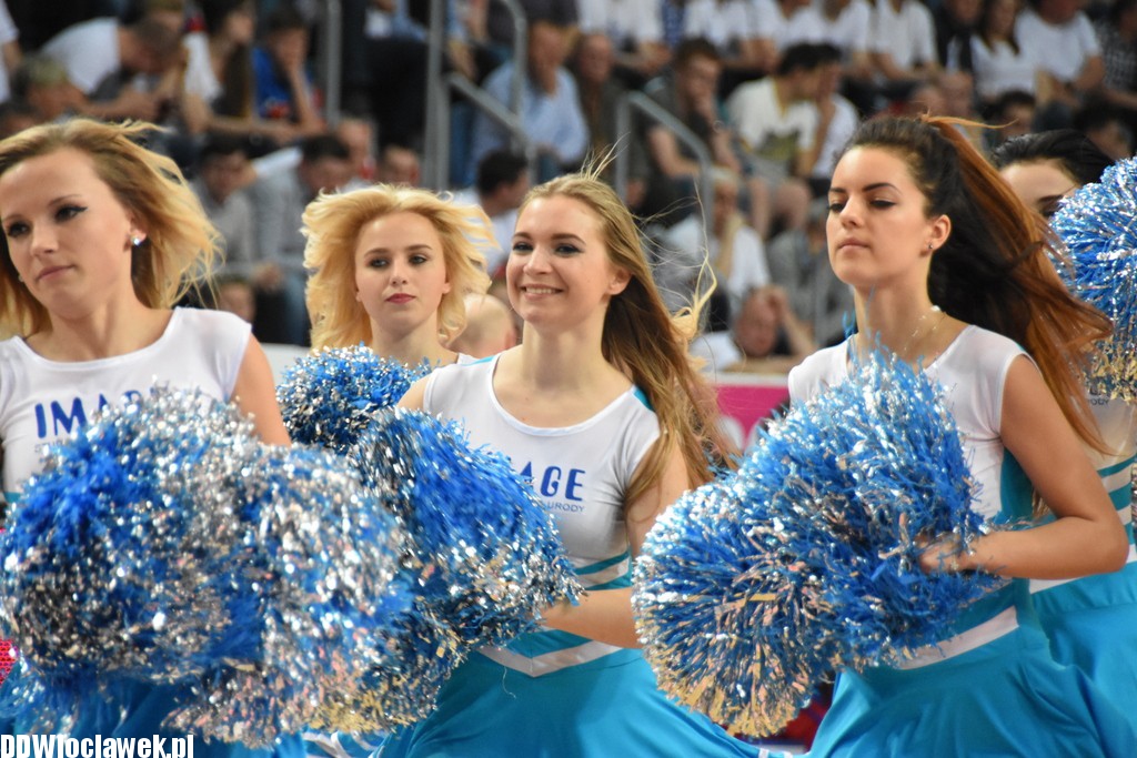 Cheerleaderki na meczu z Wilkami