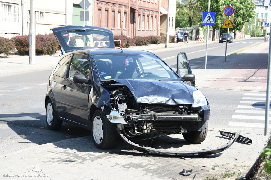 Ford uderzył w nissana na skrzyżowaniu