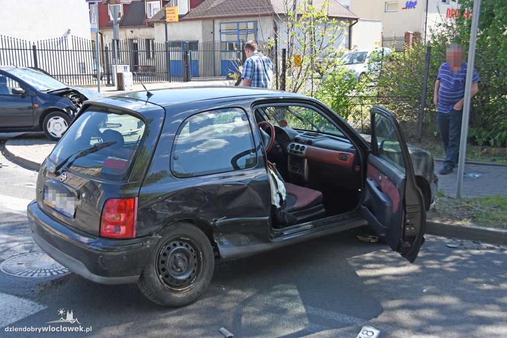 Ford uderzył w nissana na skrzyżowaniu