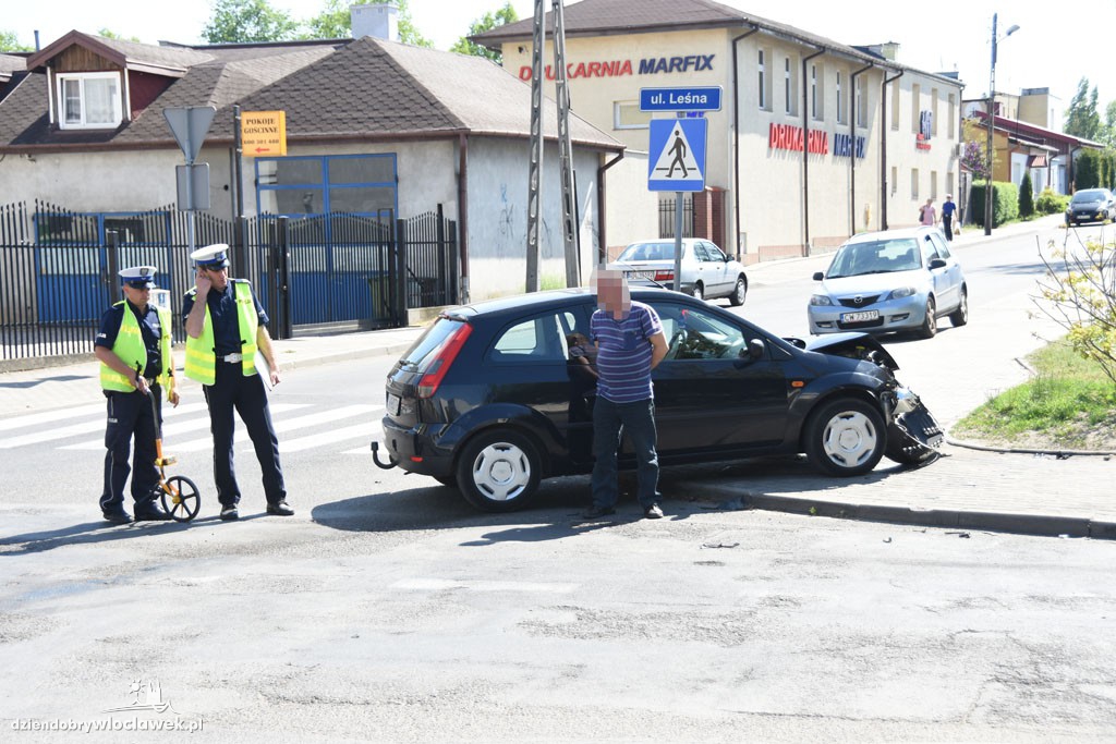 Ford uderzył w nissana na skrzyżowaniu
