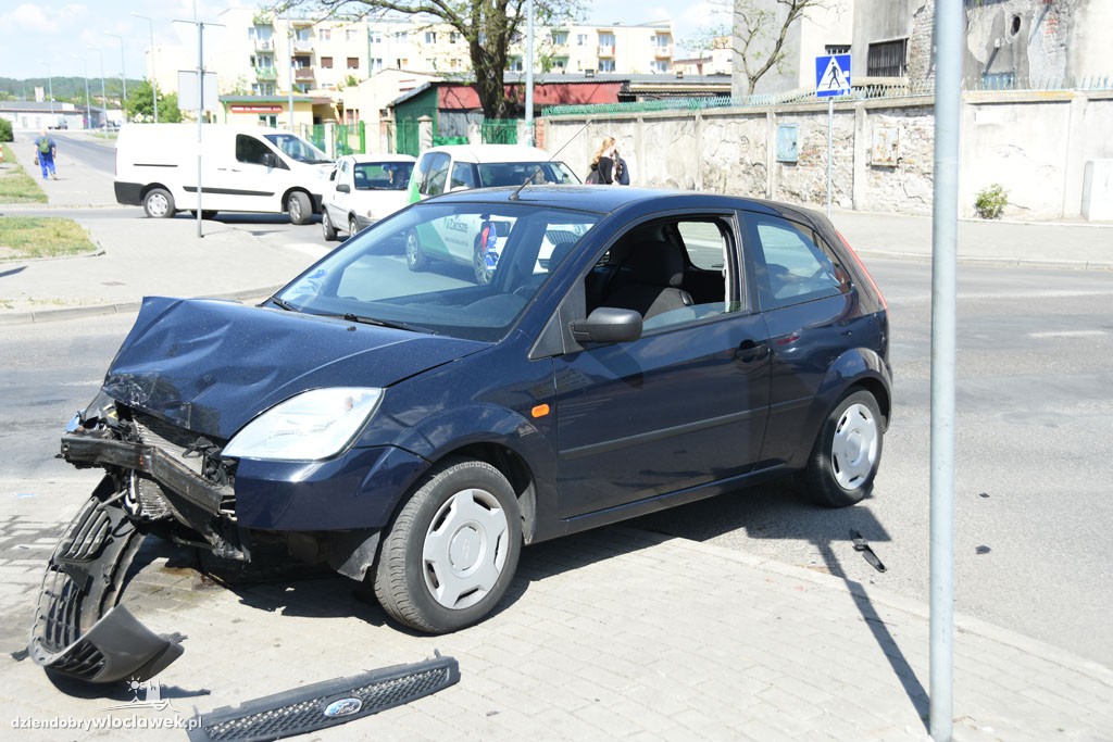 Ford uderzył w nissana na skrzyżowaniu