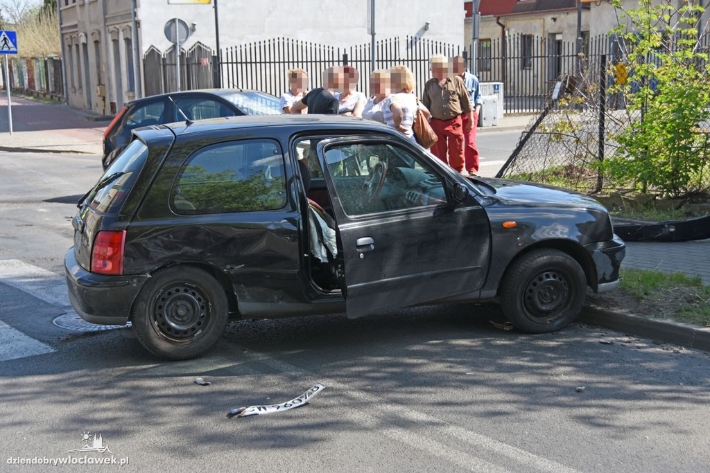 Ford uderzył w nissana na skrzyżowaniu