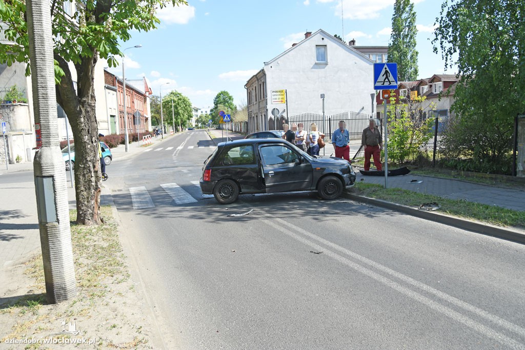 Ford uderzył w nissana na skrzyżowaniu