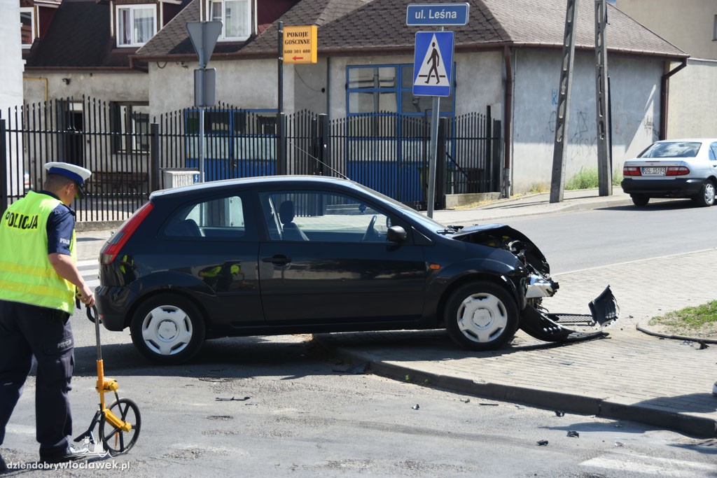 Ford uderzył w nissana na skrzyżowaniu