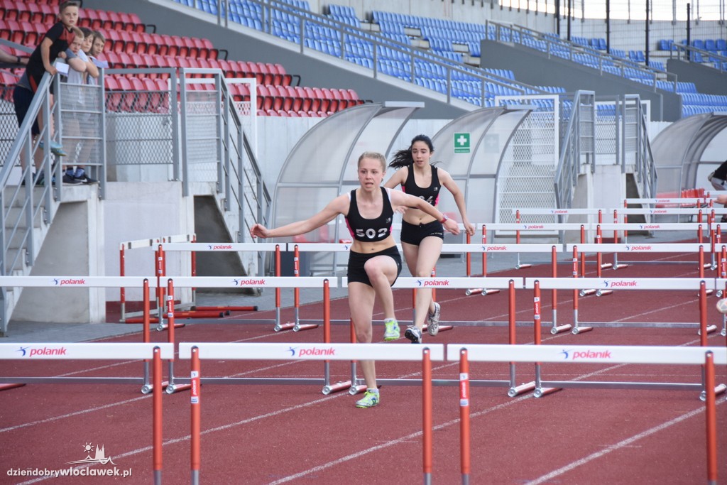 Meeting lekkoatletyczny na stadionie