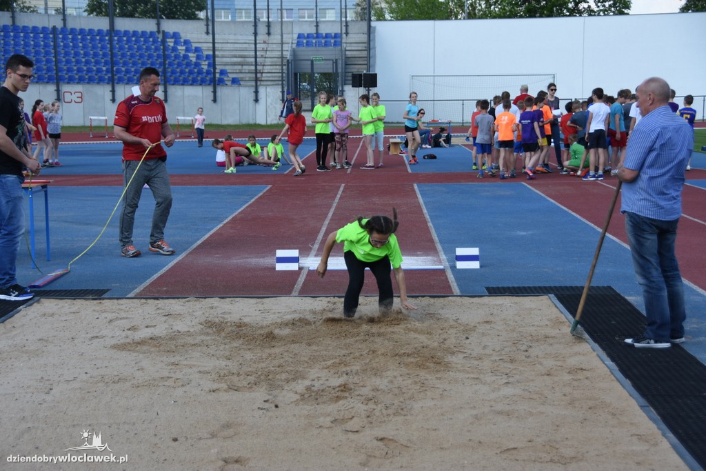 Meeting lekkoatletyczny na stadionie