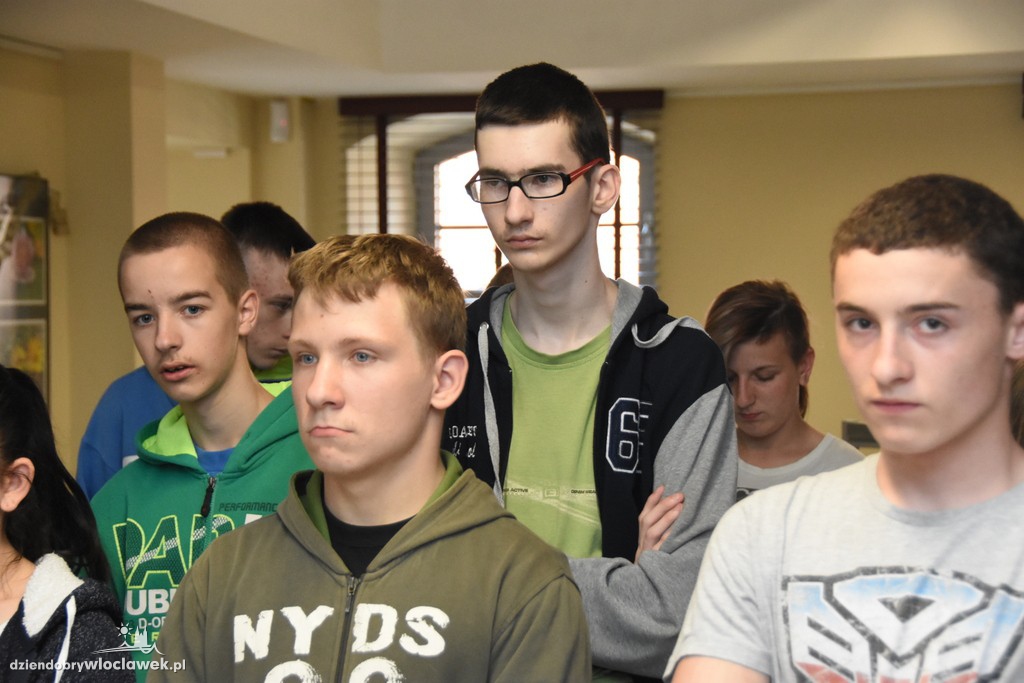 Foto oko w bibliotece w Browarze B