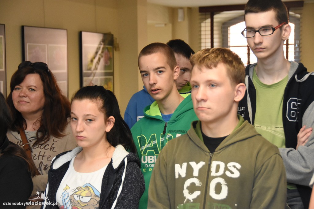 Foto oko w bibliotece w Browarze B