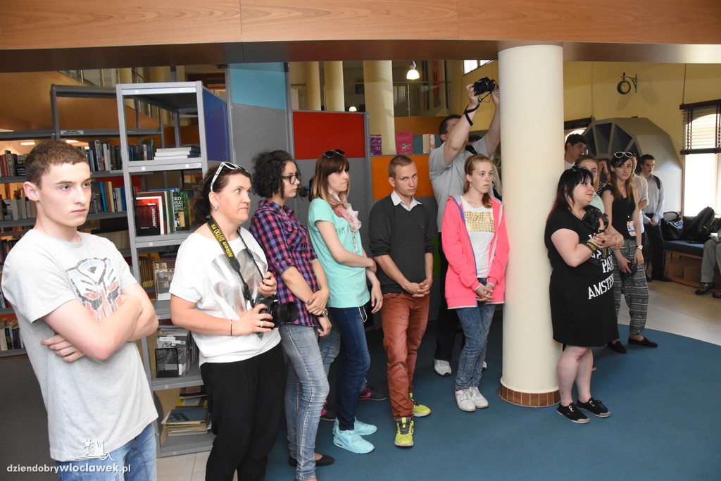 Foto oko w bibliotece w Browarze B