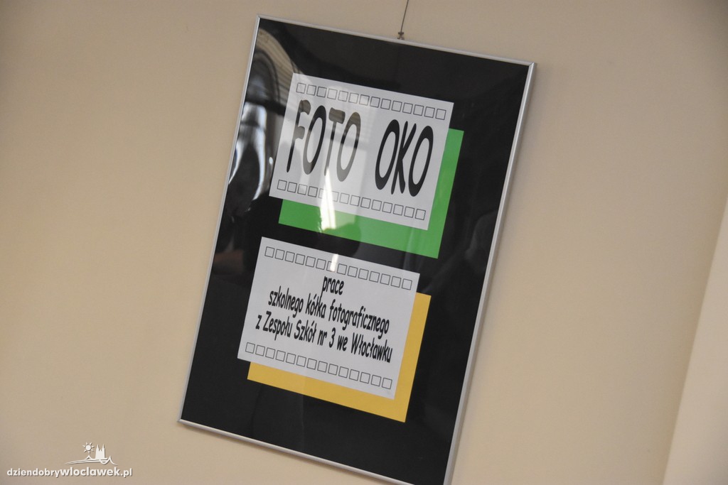 Foto oko w bibliotece w Browarze B