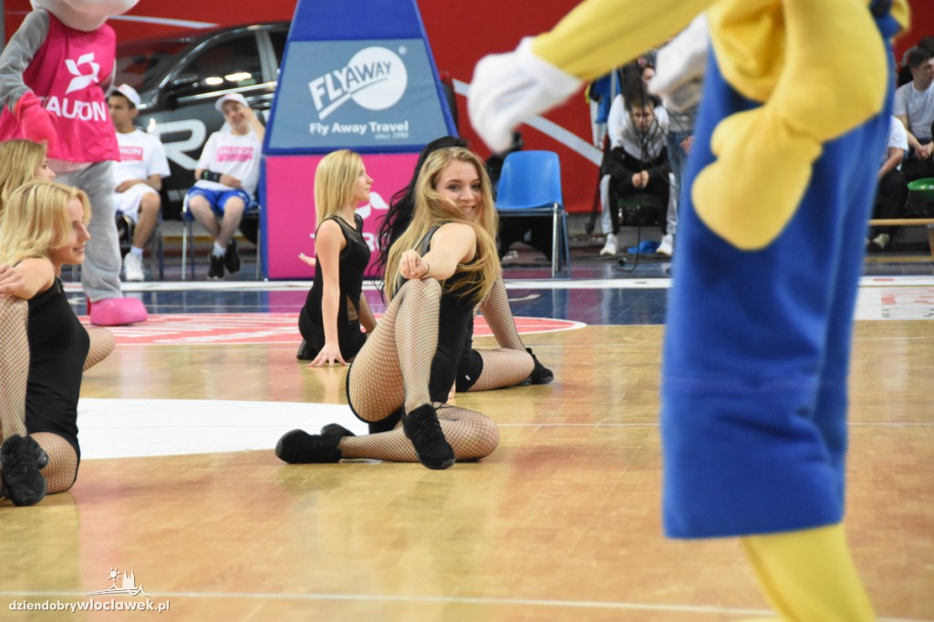 Cheerleaderki na meczu z Rosą