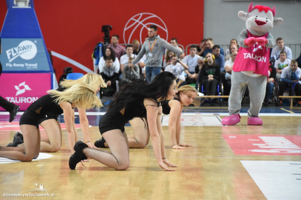 Cheerleaderki na meczu z Rosą