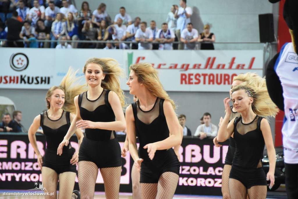Cheerleaderki na meczu z Rosą