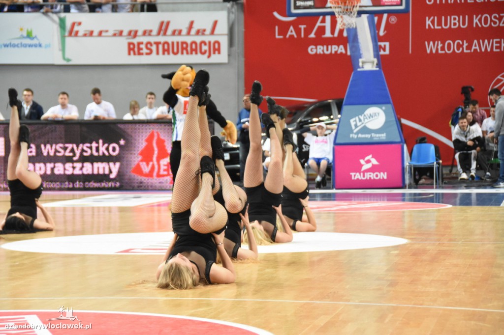 Cheerleaderki na meczu z Rosą