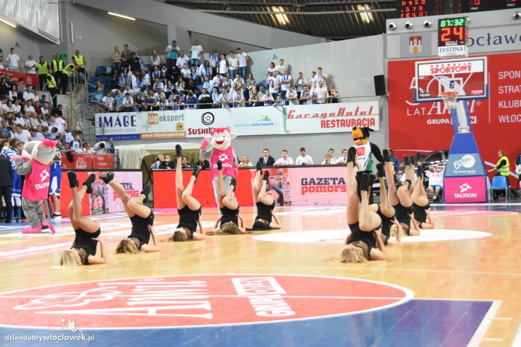 Cheerleaderki na meczu z Rosą