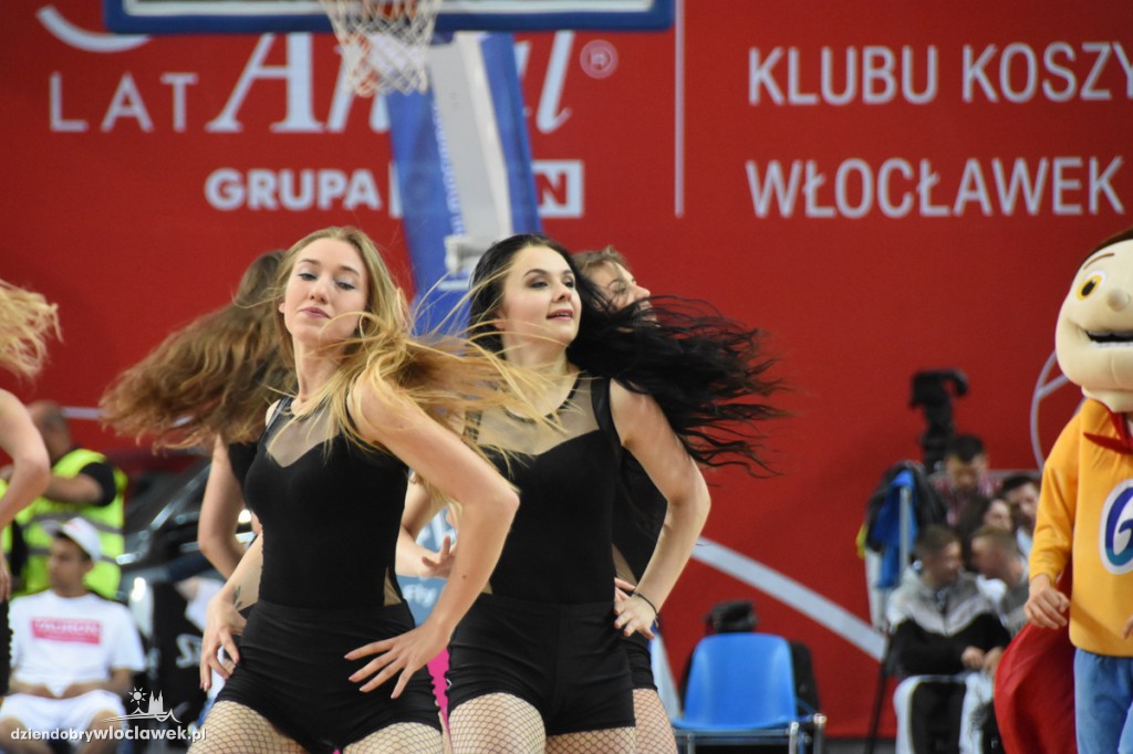 Cheerleaderki na meczu z Rosą
