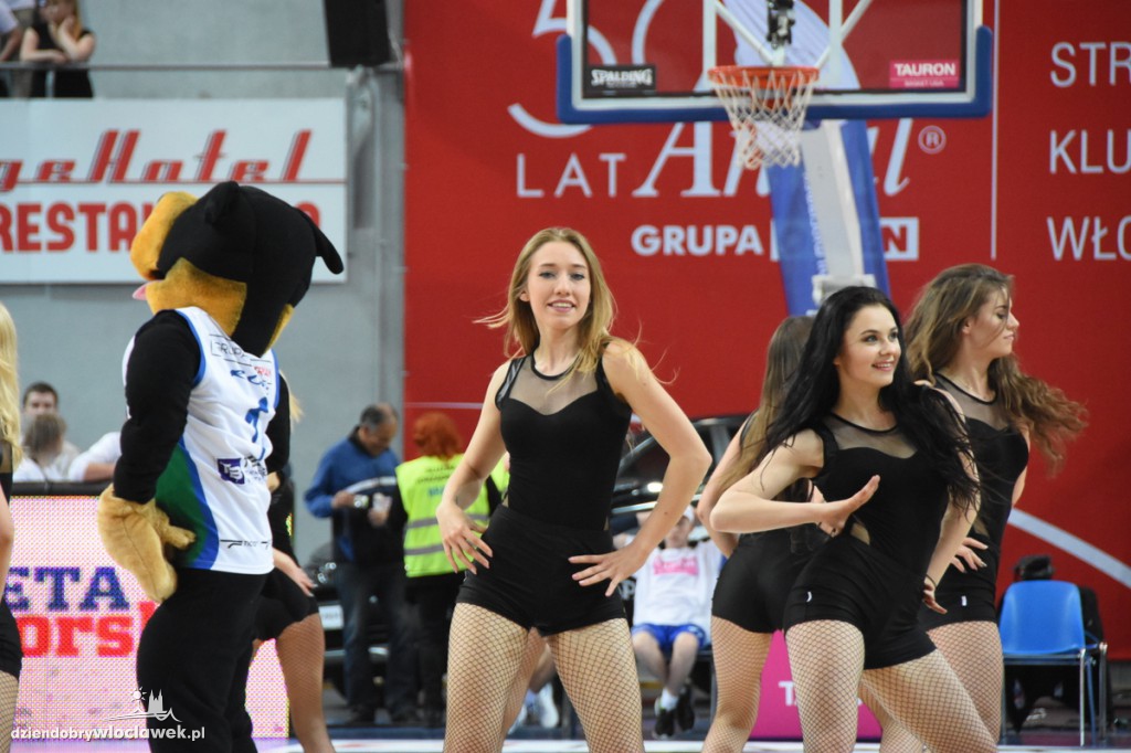 Cheerleaderki na meczu z Rosą