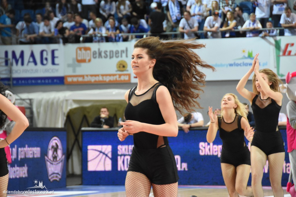 Cheerleaderki na meczu z Rosą
