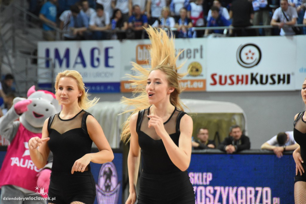 Cheerleaderki na meczu z Rosą