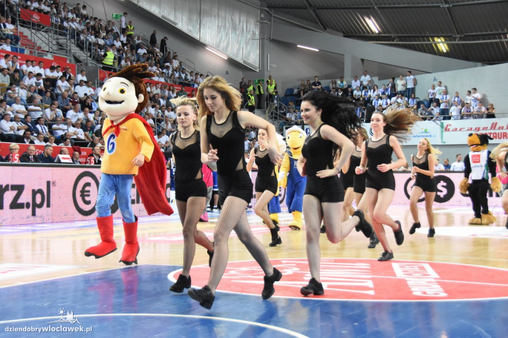 Cheerleaderki na meczu z Rosą