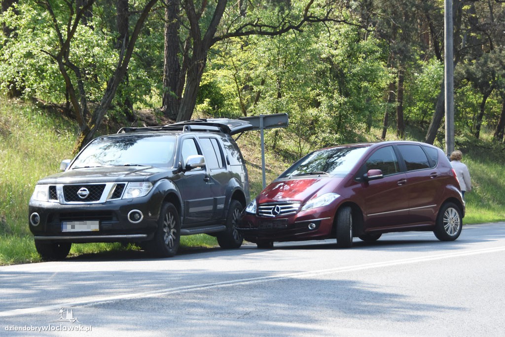 Kolizja dwóch aut koło ronda Falbanka