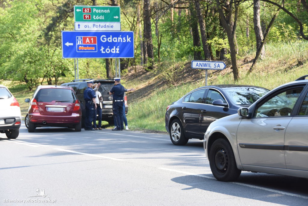 Kolizja dwóch aut koło ronda Falbanka