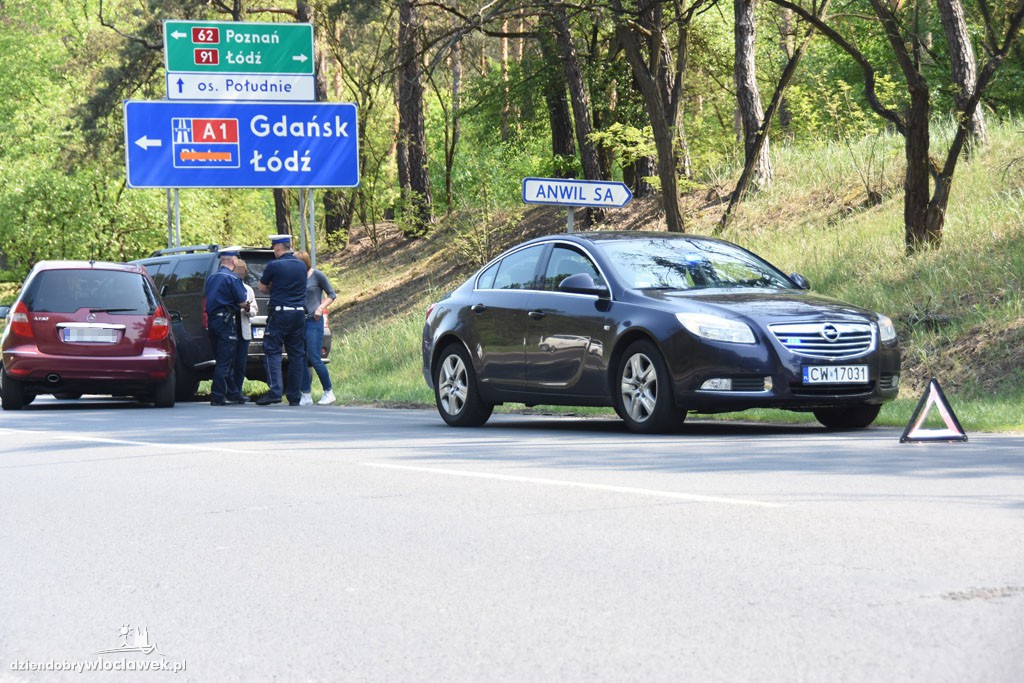 Kolizja dwóch aut koło ronda Falbanka