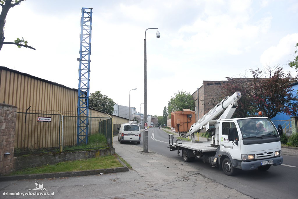 Uszkodzona lampa przy ul. Łęgskiej