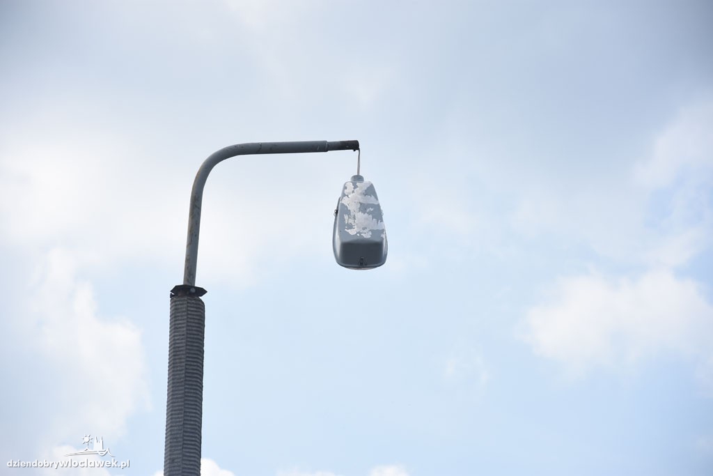 Uszkodzona lampa przy ul. Łęgskiej