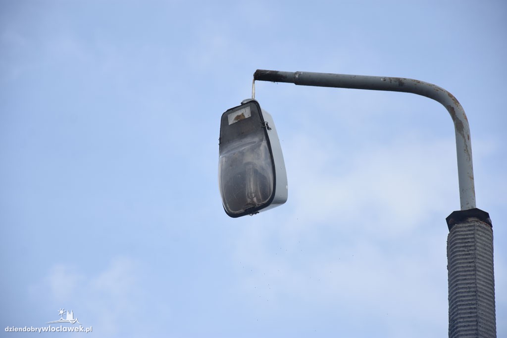 Uszkodzona lampa przy ul. Łęgskiej