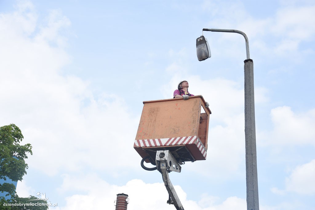 Uszkodzona lampa przy ul. Łęgskiej