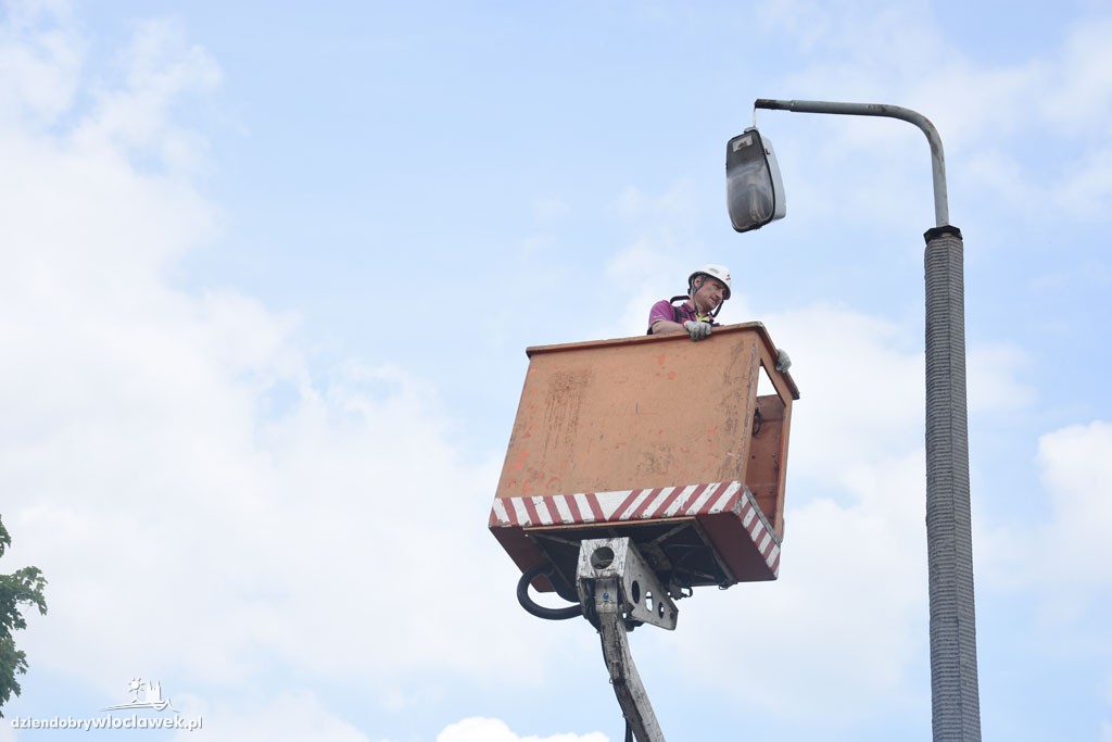 Uszkodzona lampa przy ul. Łęgskiej