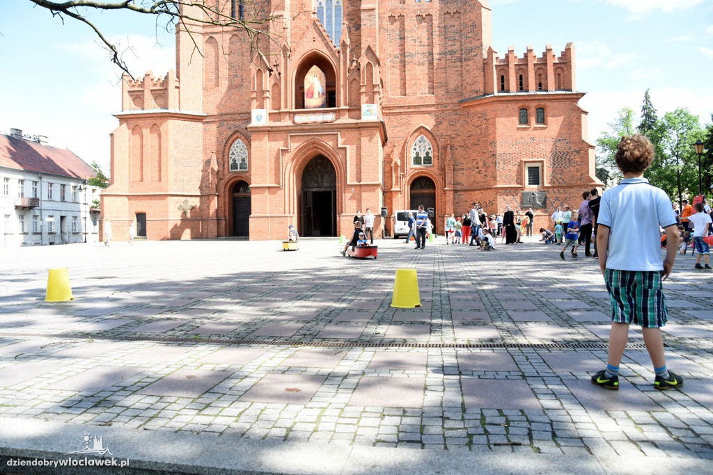 Dzień dziecka przed katedrą we Włocławku