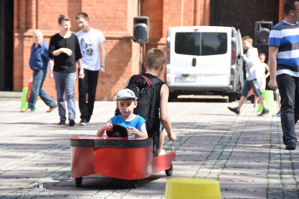 Dzień dziecka przed katedrą we Włocławku