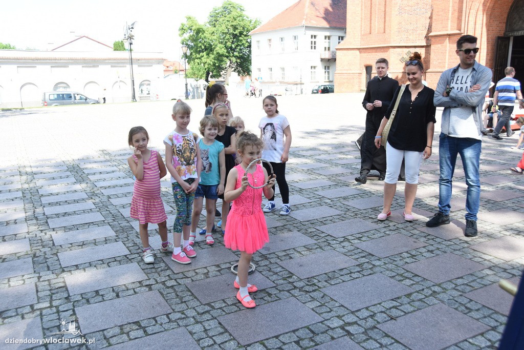 Dzień dziecka przed katedrą we Włocławku