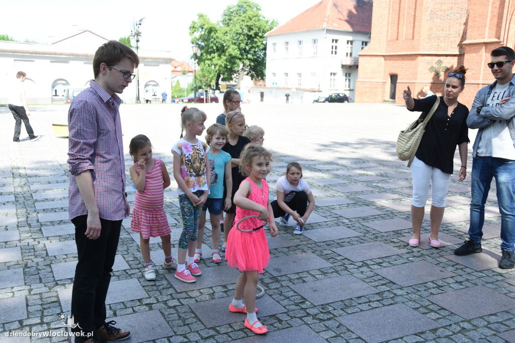 Dzień dziecka przed katedrą we Włocławku