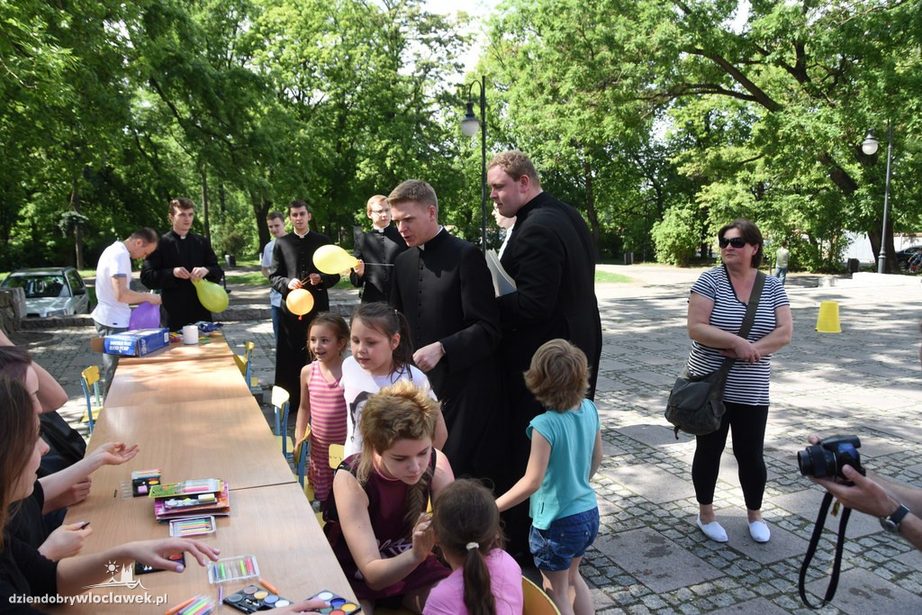 Dzień dziecka przed katedrą we Włocławku