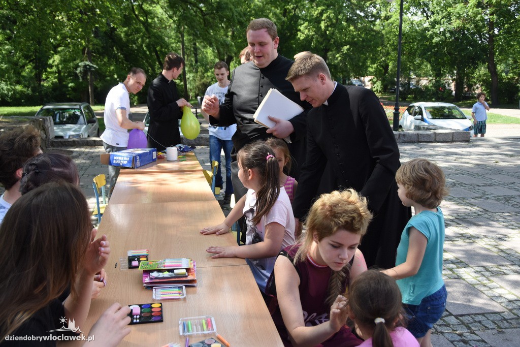 Dzień dziecka przed katedrą we Włocławku