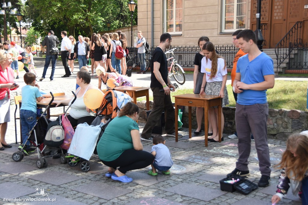 Dzień dziecka przed katedrą we Włocławku